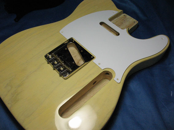 ステイン（着色料）を使用したギターの塗装と組み込み手順を解説 