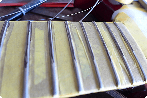 フレットの頂点を削ってしまわないようにマジックでマーキング