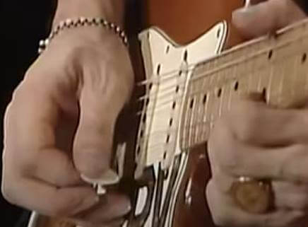 スティーヴィー・レイ・ヴォーンはティアドロップピックの丸い部分で弾きます