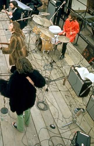 後期ビートルズには欠かせないシルバーパネルのフェンダーツインリバーブ～写真は1969年にアップル屋上で行われた通称ルーフトップ・コンサートの写真。