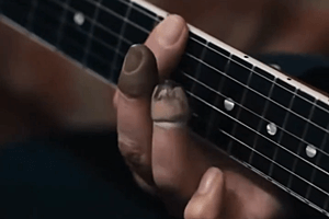 トニーは欠損した指にサックをはめて演奏しています。