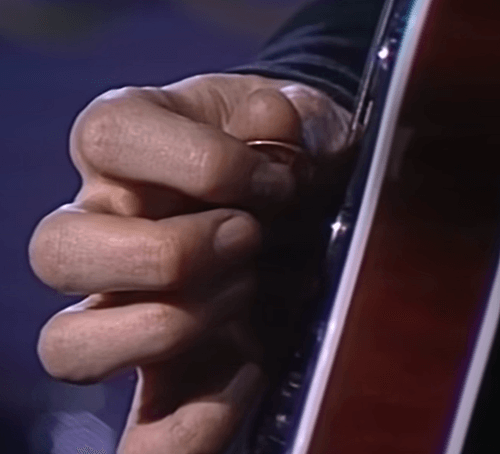 6ペンスコインで弾くブライアン・メイ