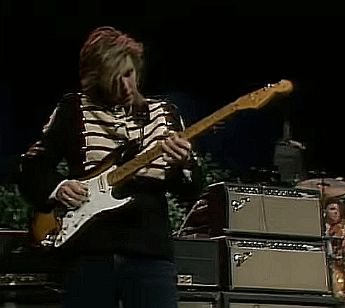 エリック・ジョンソンが愛用した1966年製と1965年製の Fender Twin Reverbをピギーバックキャビネットに組み込んだもの。