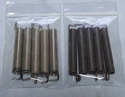 代表的なトレモロスプリングである Raw Vintage RVTS-1/ESP TREMOLO TONE SPRINGS