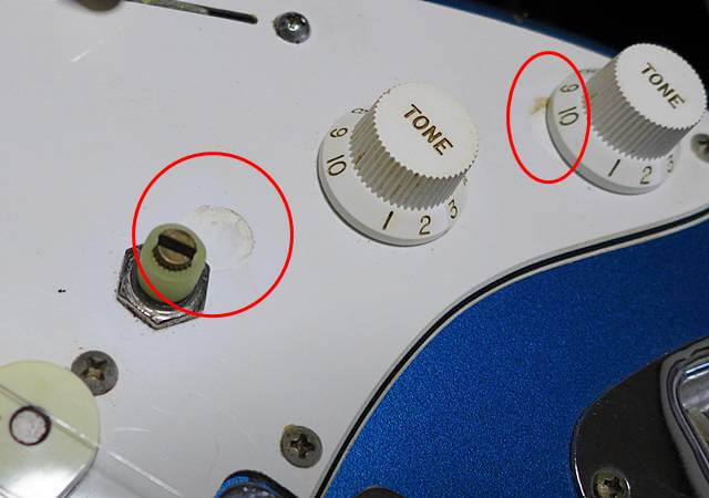 1ボリューム、1トーンのギターを1ボリューム、2トーンで組んだストラトキャスター（穴はパテで埋めました）