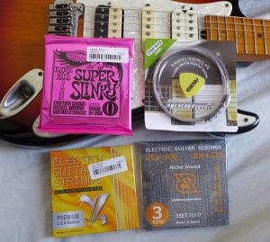 激安弦として有名な「PLAYTECH」のエレキギター弦2種類と、最近見つけた「Daiking」のエレキギター弦（日本製）をレビューしてみたいと思います。