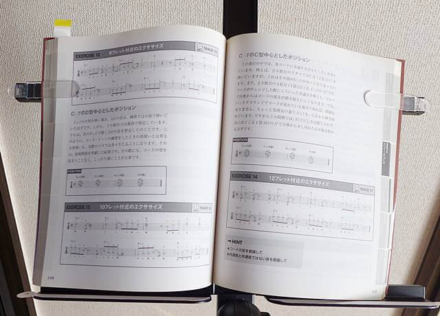 KraftGeek Capsule Music Standは厚みのある本でも問題なく使用できます(幅は30cmから42cmまで伸縮可能です)