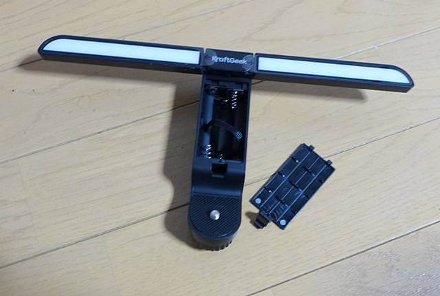 KraftGeek Capsule Music Standのオプション品であるLEDライトは単三電池3本もしくはUSB-Cで給電可能です